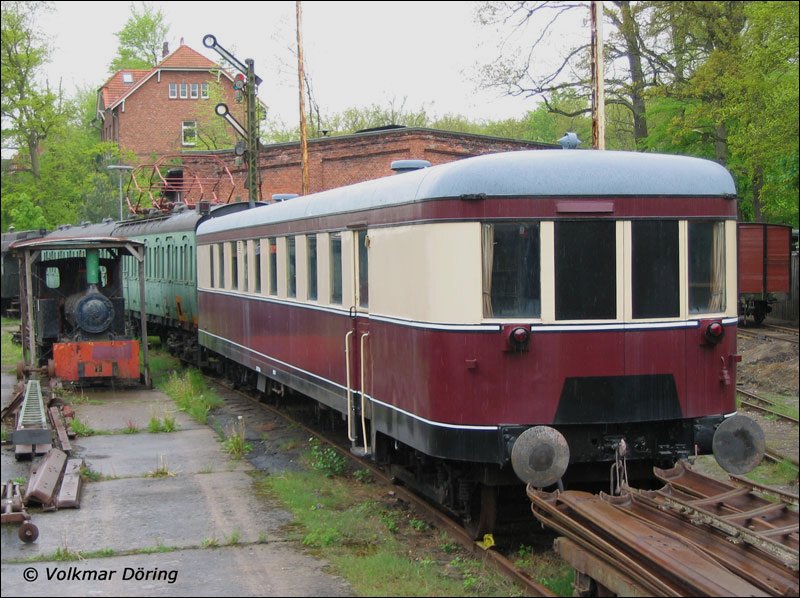 VT 137 137 (Dessau 1935) und im Hintergrund ET99 1624; Freigelnde Eisenbahnmuseum Lokschuppen Aumhle - 15.05.2005
