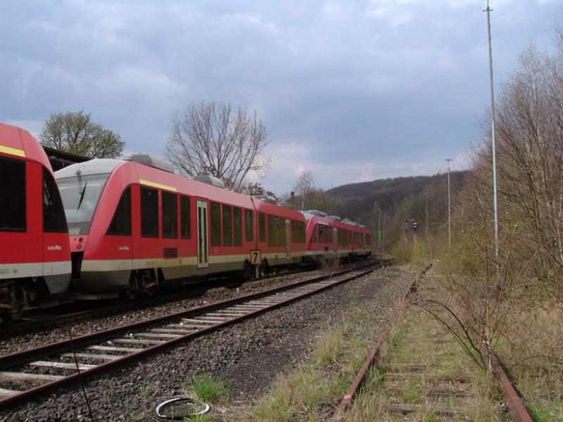 Vt 648 bei der Durchfahrt in Hagen-Delstern auf dem Weg nach Hagen Hbf - Dortmund-Westfalenhalle - Do.- Hbf . Der Triebwagen wurde wegen des Spiels Borussia Dortmund - Schalke 04...., durch zwei Einheiten verstrkt.
Aufn. 2005