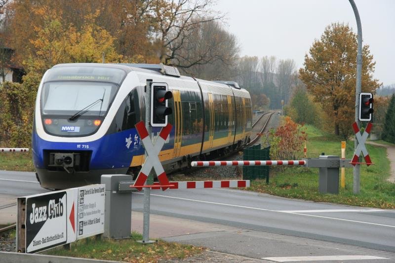 VT 715 der NordWestBahn berquert den Bahnbergang in der Bahnhofstrasse in Dissen; 06.11.2008