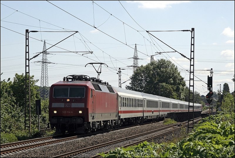 Whrend in Berlin der Bundesprsident gewehlt wird ist 120 114 (9180 6120 114-4 D-DB) mit IC 2028, Nrnberg Hbf - Hamburg-Altona, am Harkortsee unterwegs. (23.05.2009)