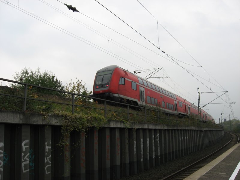 Whrend der Brckenbaustelle in Kln-Buchforst am 05. November 2006 wurden die Zge der Linie RE 7 zwischen Opladen und Kln-Messe/Deutz ber die Gterzugstrecke umgeleitzet. Hier fhrt gerade ein Zug Richtung Kln ber das Gleis neben der S-Bahn-Station Kln-Buchforst. Grund fr die Umleitung war der Brckeneinschub fr den 2-gleisigen Ausbau zwischen Kln-Mlheim und Kln-Messe/Deutz (Tief).
