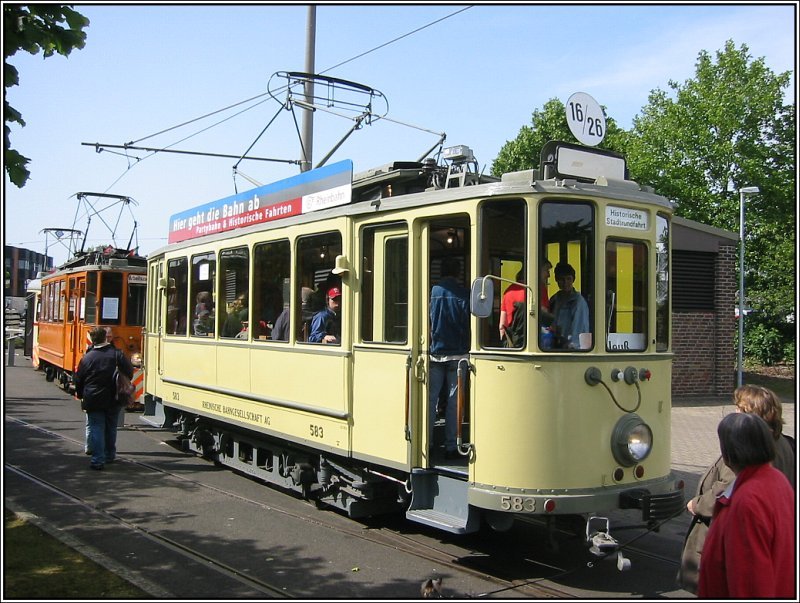 Whrend der Tage der offenen Tr im Betriebshof Heerdt der Dsseldorfer Rheinbahn am 12. und 13.05.2007 bernahn der historische Triebwagen 583 Pedelfahrten zwischen dem Betriebshof und dem Bahnhof in Neuss. Dieser Triebwagen Baujahr 1920 ist der lteste noch erhalten gebliebene Zug der Rheinbahn.(13.05.2007)