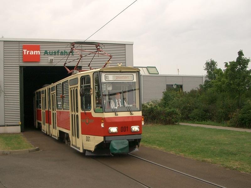 Wagen 001 (KT4D-Prototyp) verlt das Potsdamer Straenbahn-Depot am Tag der offenen Tr. Er wurde fr Rundfahrten nach Babelsberg und ins Kirchsteigfeld genutzt. 2008-09-06.
