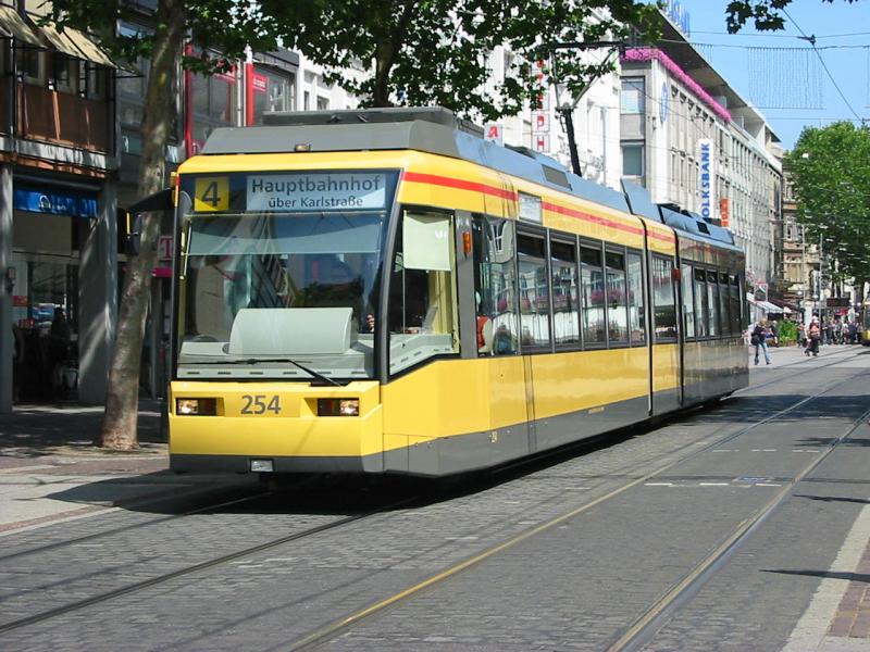 Wagen 254 der Karlruher Straenbahn auf der Linie 4, hier in der Innenstadt von Karlruhe.
27.7.2005