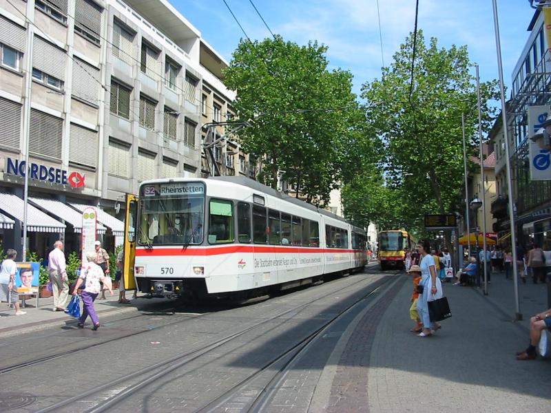 Wagen 570 am 27.7.2005 beim Halt am Marktplatz, diese Straenbahn ist weirot weil sie einmal Werbung fr den ICE der DB machte.