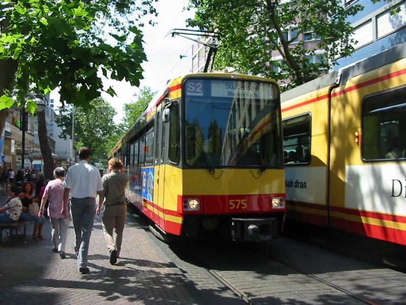 Wagen 575 der Karlsruher Straenbahn am 27.7.2005 auf der S2, in der Innenstadt von Karlsruhe.