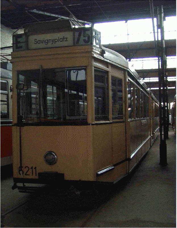 Wagen 6211 wird vermutlich nie wieder zum Savignyplatz fahren. Abgesehen von der Weddinger Neubaustrecke ist im Westteil von Berlin kein Straenbahnverkehr mehr anzutreffen. 