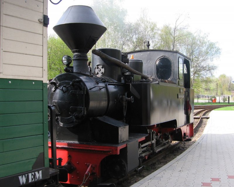Waldeisenbahn Muskau, hier ein abfahrbereiter Zug im Mai 2006 in