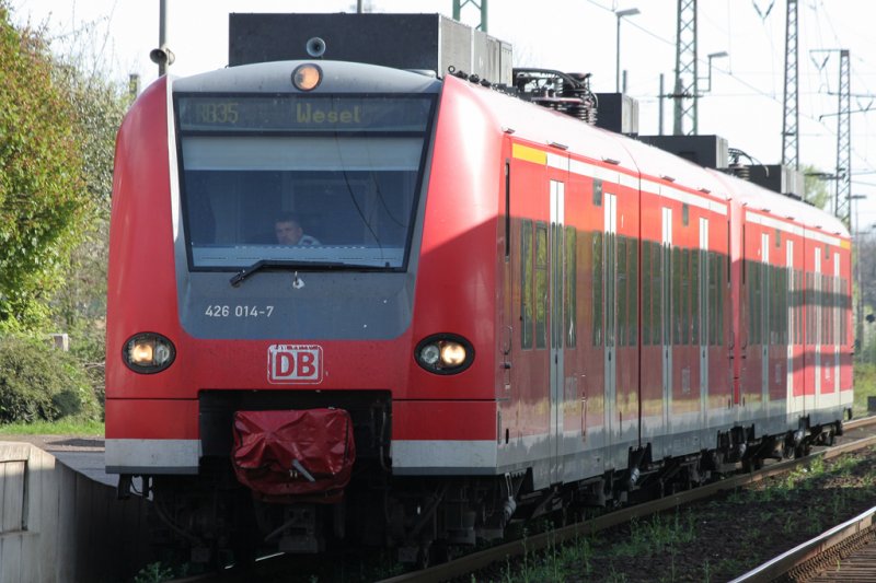 Was ist das ? Ein neuer Dieseltriebwagen ? N, nur 426 014-7 auf der RB35 beim Abrsten in Oberhausen Sterkrade wegen technischer Problems am 10.04.2009