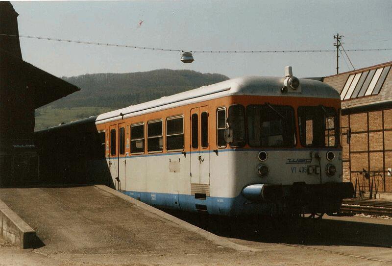 VT 405 der T�lesbahn im April 2000 in Neuffen. 