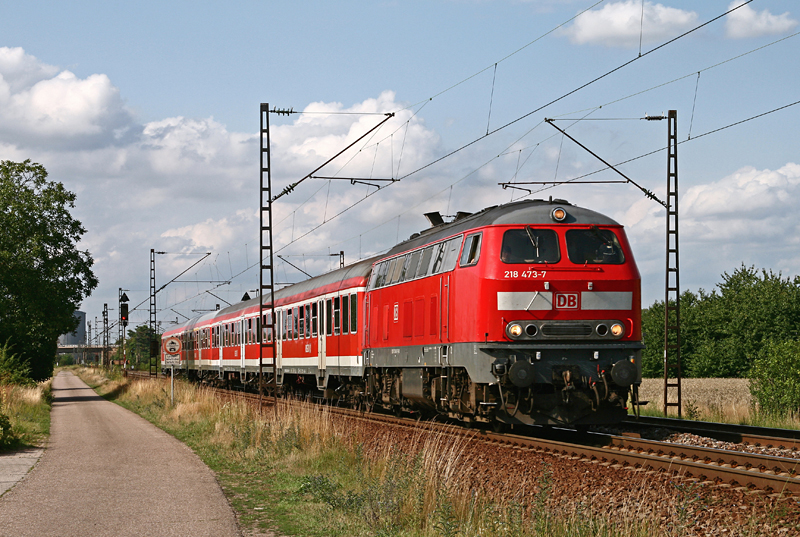 Wegen Bauarbeiten zwischen Mainz und Worms wurde vom 14. Juli 2009 bis zum 21. August 2009 der abendliche RE 3861 von Mainz nach Karlsruhe nicht mit einem 425-Doppel, sondern mit einer Lok der Baureihe 218 und n-Wagen gefahren. Fern ihrer Heimat beschleunigt die Braunschweiger 218 473 am 15. Juli 2009 den verspteten Regionalexpress nach Karlsruhe nach dem Zwischenhalt in Waghusel kraftvoll in Richtung Karlsruhe. 