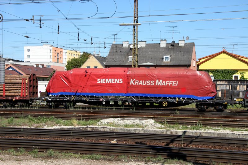 Welcher Lokkasten verbirgt sich wohl unter dieser Plane?
Gesehen in einem Gterzug aus Passau am 1. Mai 2007 in Wels.