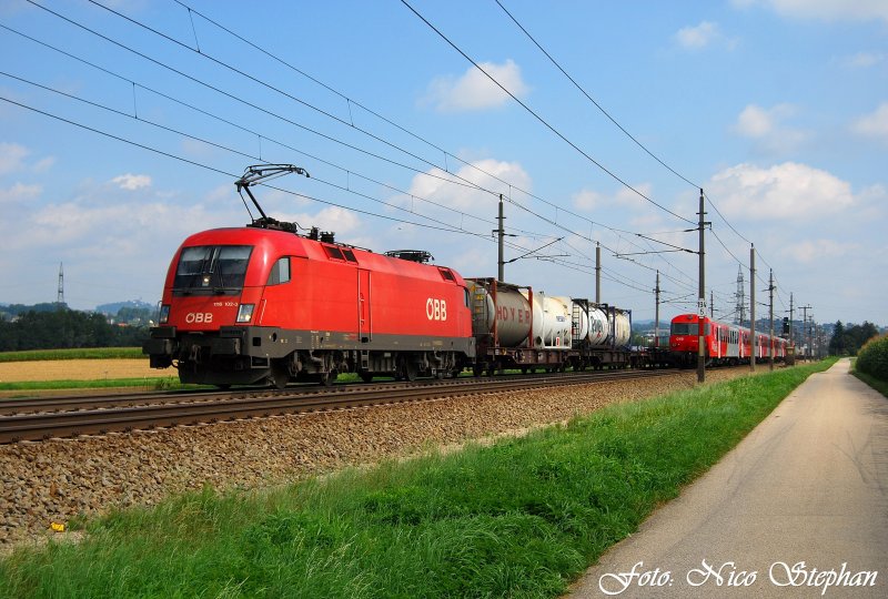 Wenige Sekunden nach dem REX kam auch schon 1116 102-3 mit einem Containerzug gen Wels daher,Pasching (sterreichurlaub 18.08.09) 