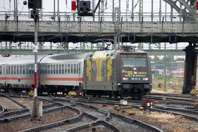 Eine der 3 Azubi -Loks (101 141-0) mit IC bei Einfahrt