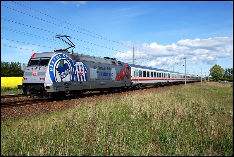 101 144 passes with IC 2376 of Karlsruhe to Stralsund
