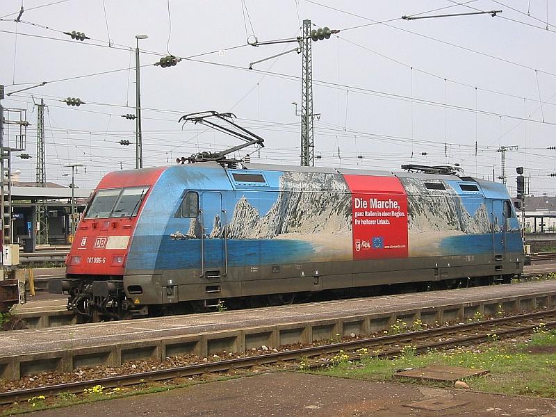 101 096 Die Marche am 17.04.2005 in Karlsruhe Hbf. 