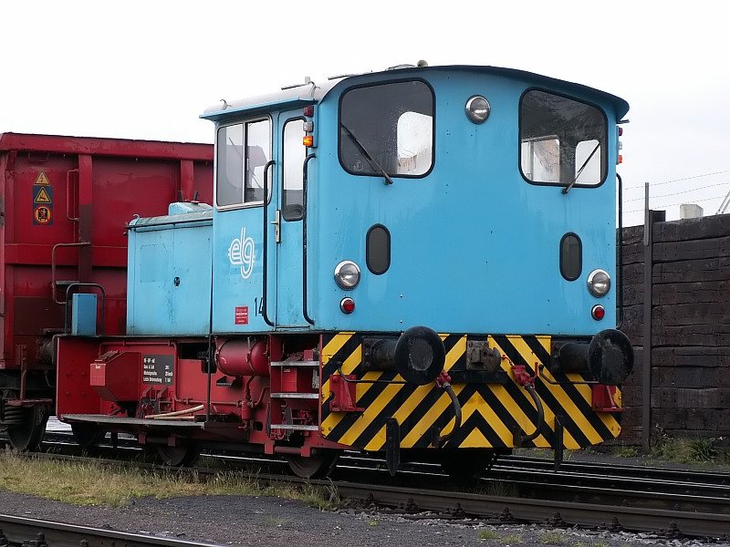 Eine Werkslok beim rangieren im Duisburger Hafen. Kann mir jemand