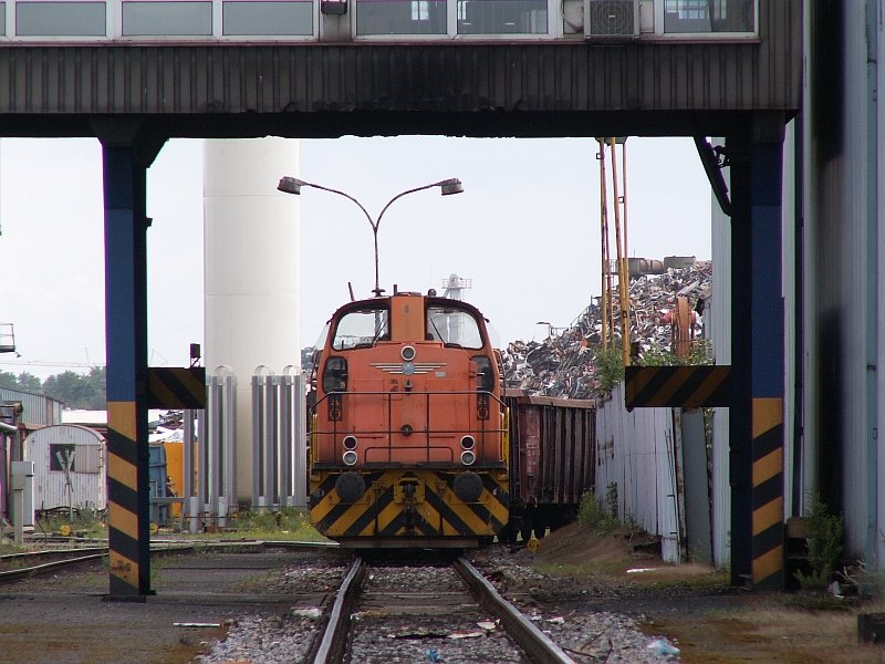 Diese kleine Werkslokomotive schleppt einige Wagen voller Schrott im Duisburger
