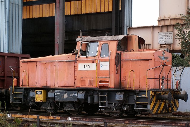 Diese Lokomotive rangiert mit einigen Wagen im Duisburger Hafen. Einsatzgebiet
