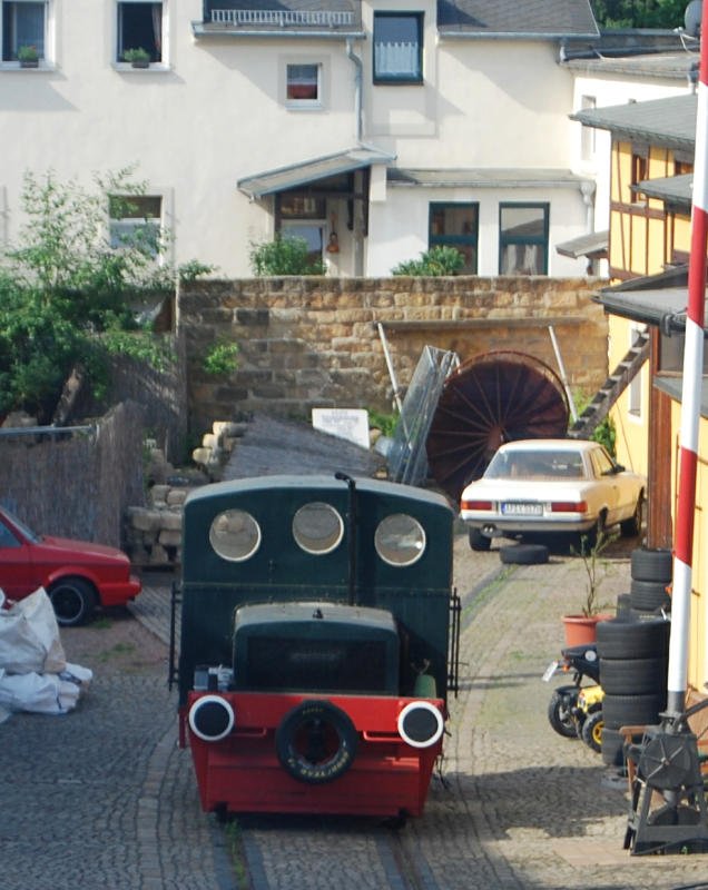 Vom Zug aus kann man in Radebeul diese Kleinlok sehen.