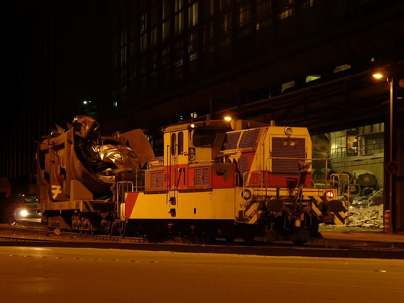 Diese Jung ED Lokomotive rangiert um 23.15h in Duisburg. Das