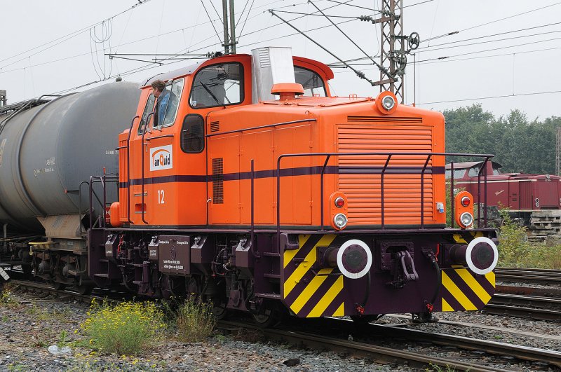 Lok 12 from TanQuid (Krauss-Maffei/19459/1971/M 700C) shifts tank cars on