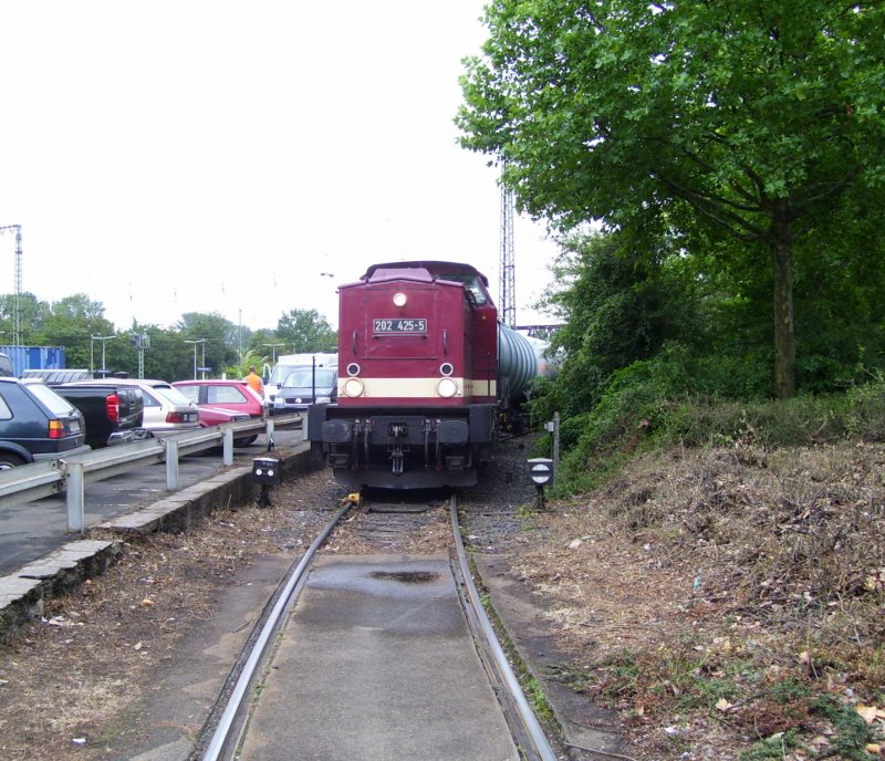 WEG 202 425-5 rangiert einige Kesselwagen vom Industriepark Kalle-Albert in