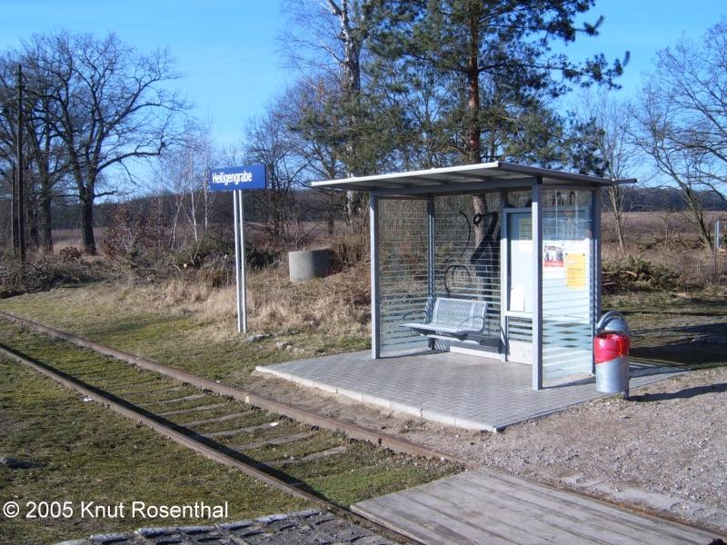 Wie an jedem Bahnhof in der Prignitz und Ostprignitz wurde auch der Bahnhof Heiligengrabe  stillgelegt  und es wurde ein Wartehuschen vor das Gebude gesetzt. Das Bahnhofsgebude ist kaum noch zu betreten.