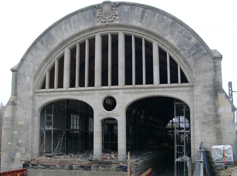 Wiederaufbau Kaiserbahnhof Potsdam, hier das Westportal am 30.10.2004. Seit Anfang Februar 2005 stehen bereits 2 historische Reisezugwagen in Noppenfolie verpackt in der noch nicht fertig ausgebauten Halle.