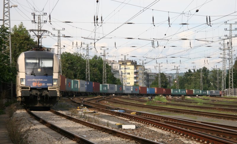 Einfahrt eines langen Containerzuges in den Hauptbahnhof Linz, gezogen von