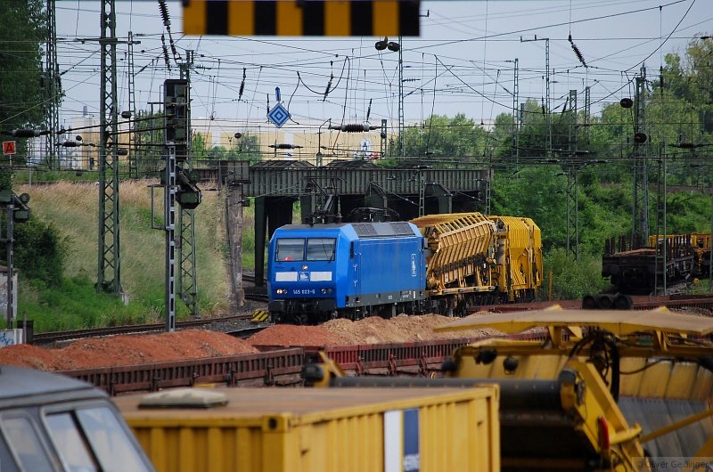 Defiliermarsch the work trains. Now it thick, is preparing for
