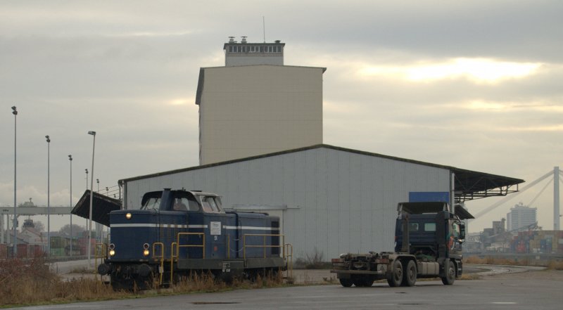 A locomotive of Wincanton is ranked in the port of
