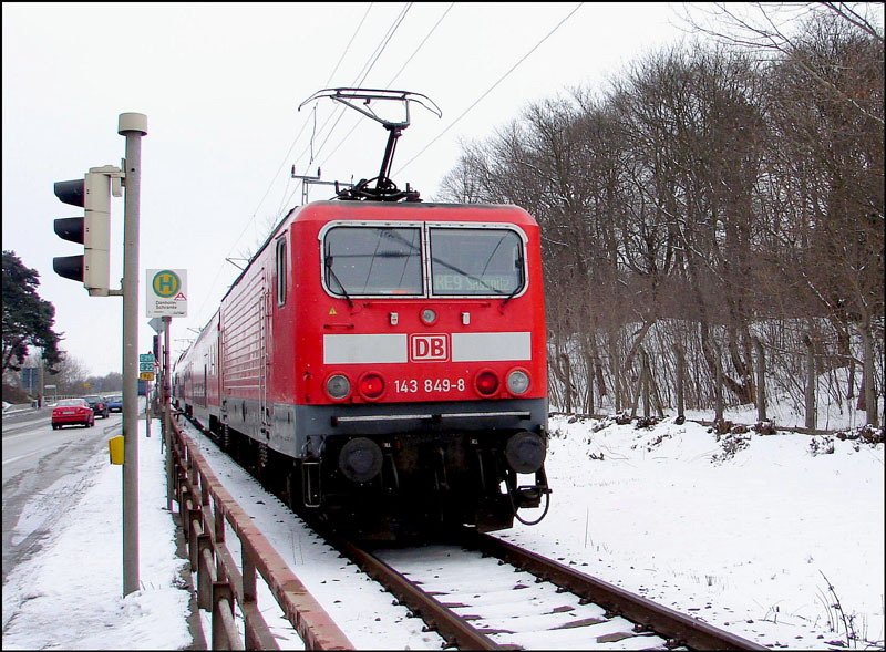 Winterzeit - 143 849-8 (RE33209) auf dem Dnholm bei Stralsund.    (am 02.03.06)