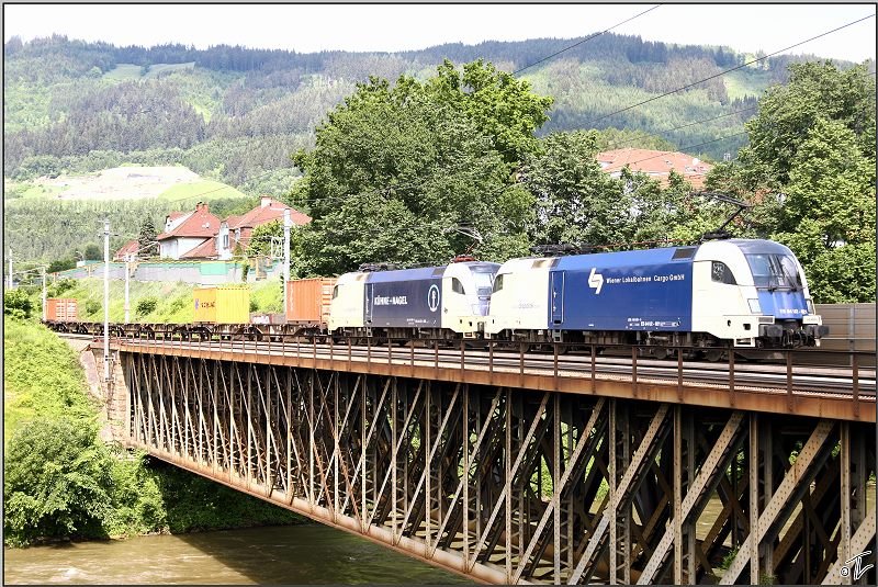 WLB Tandem, bestehend aus ES64 U2-021 & 035 fahren mit dem Containerzug 61451 ber die Murbrcke in Leoben.
28.05.2009