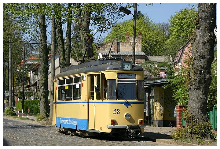 Triebwagen 28 der Woltersdorfer Stra�enbahn an der Endhaltestelle Woltersdorfer Schleuse,