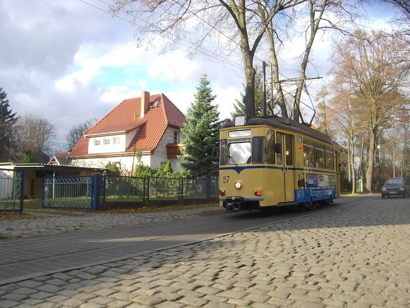 Woltersdorf am 16.11.2008. Triebwagen 27 erreicht die Hst. Krankenhaus in