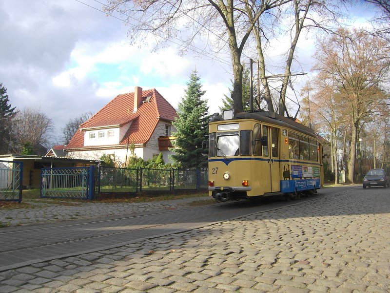 Woltersdorf am 16.11.2008. Triebwagen 27 erreicht die Hst. Krankenhaus in Richtung Woltersdorf, Schleuse.