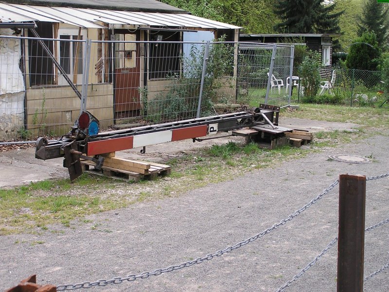 Ein alter Formsignalmast am Rande der ehemaligen Burgholzbahn am 17.04.2007