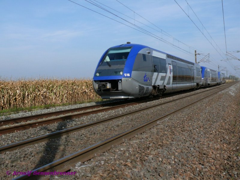 Dreifachtraktion von Dieseltriebwagen der Reihe X73500 unter Fahrdraht auf der