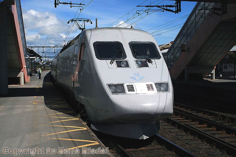 In H�ssleholm steht eine X 2000 zur Abfahrt bereit. Sie