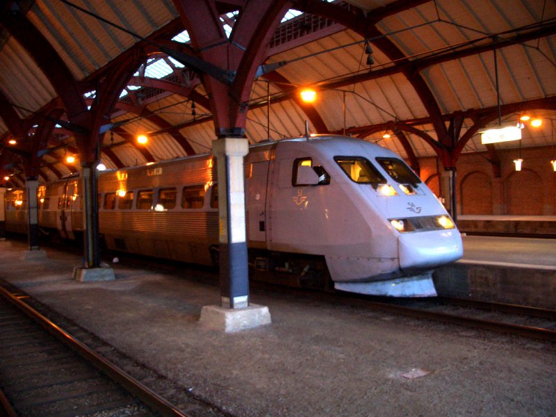 Hier steht ein X2000-Zug im Bahnhof Malm� und wartet auf