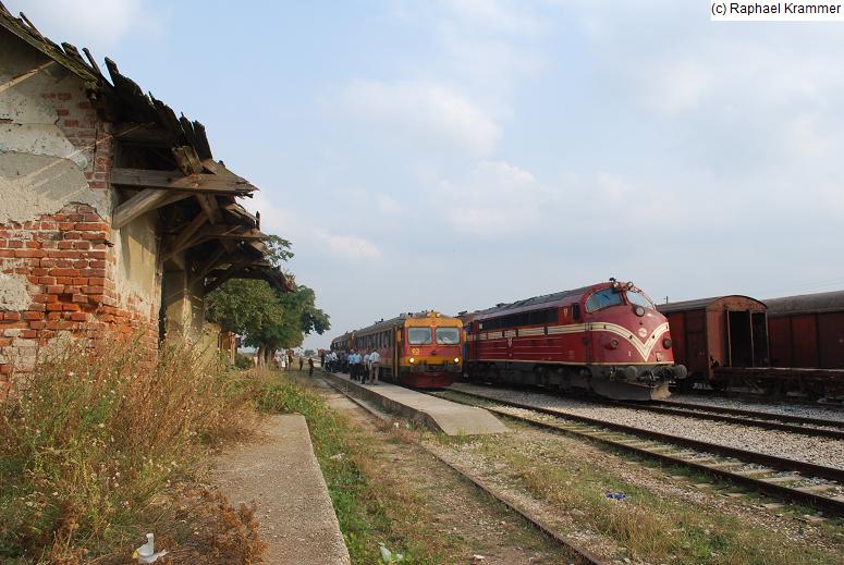 Lok 007 der Kosovo Railways muss mit ihrem Sonderzug am