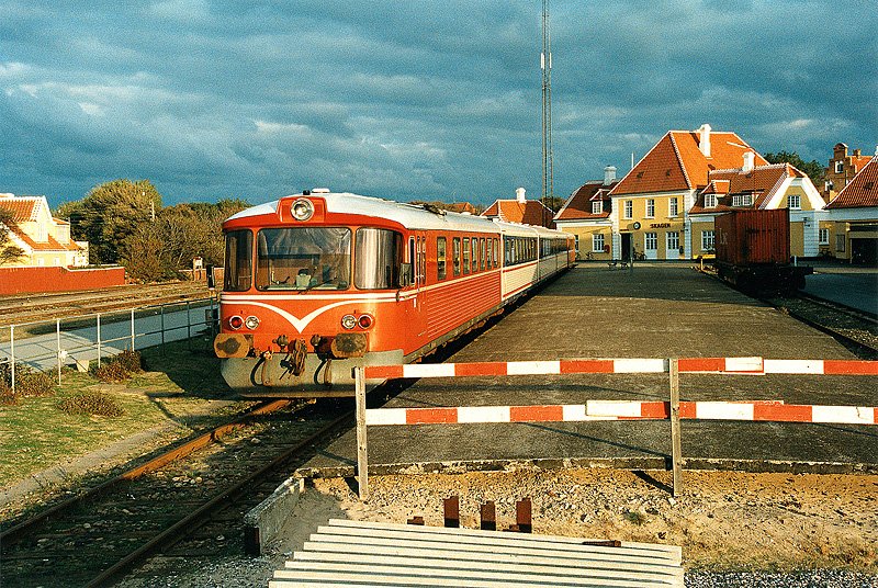 Ym der SB (Skagensbanen) im Sonnenlicht im Bhf von Skagen. 10-1998