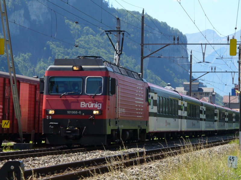 zb - Einfahrender Schnellzug mit HGe 4/4101 968-6 im Bahnhofsareal von Meiringen am 05.08.2007