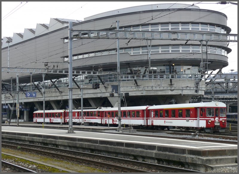 Vor dem Berufsbildungszentrum Luzern f�hrt ein Pendelzug der ehemaligen LSE,