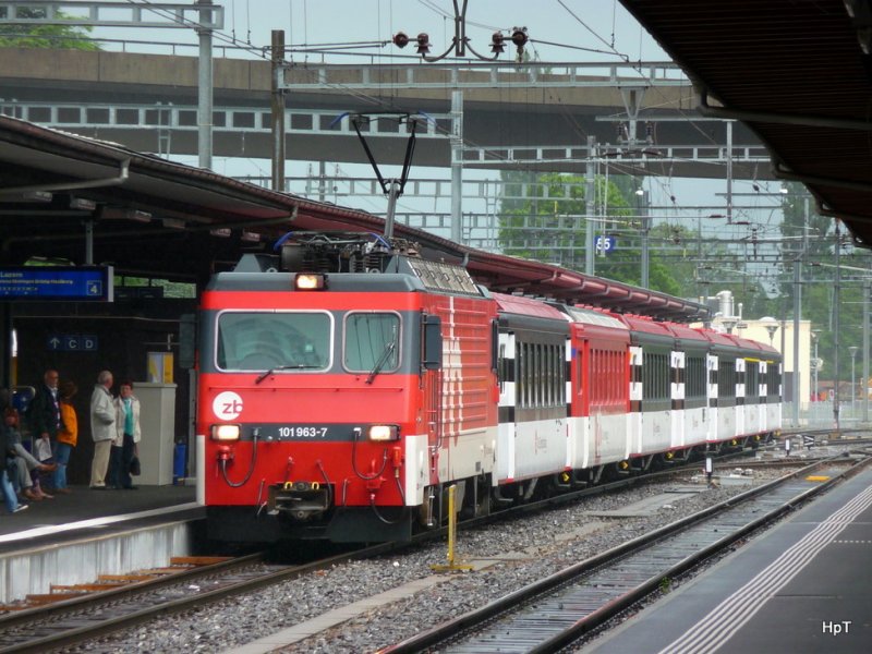 zb - Schnellzug von Luzern / Meiringen mit der HGe 4/4 101 963-7 bei der einfahrt in den Bahnhof von Interlaken Ost am 06.06.2009