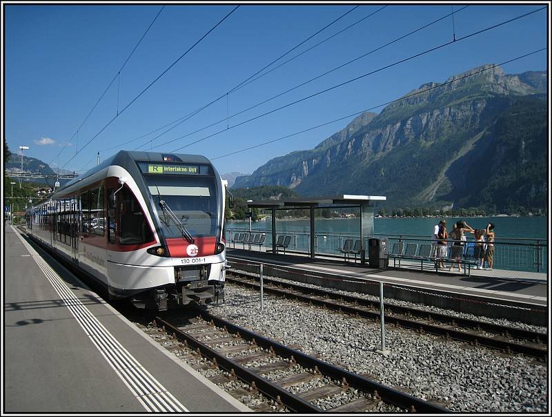 ZB Triebzug ABe 130 001 steht auf dem Weg nach Interlaken Ost gerade im Bahnhof Brienz. Im Hintergrund liegt der Brienzer See. Die Aufnahme stammt vom 25.07.2008.
