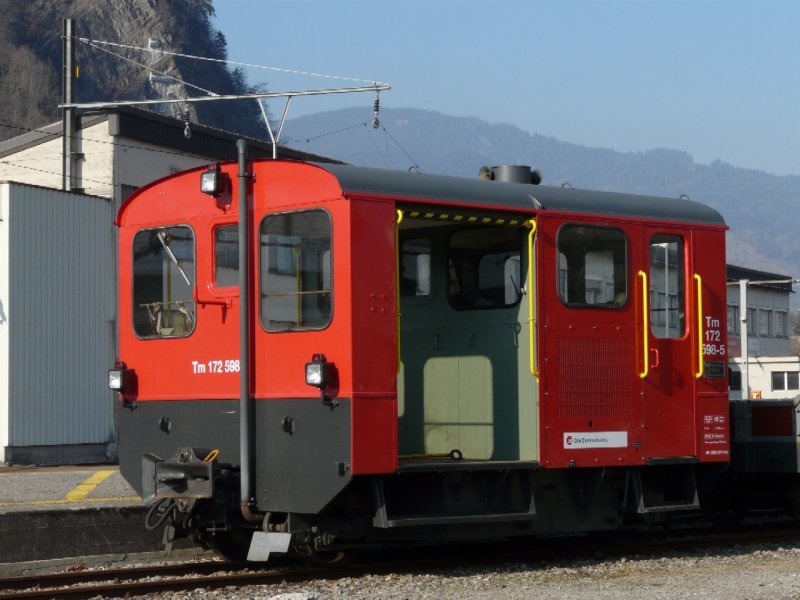 tb - Diesellok Tm 2/2 172 598-5 im Bahnhofsareal von