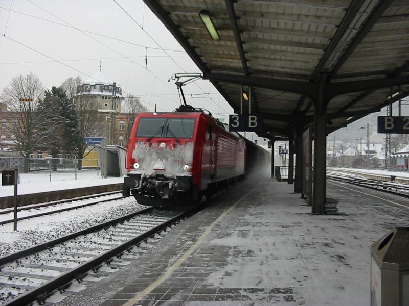 Ziemlich eingeschneite Unbekannte 189 am 29.12.2005 bei der Durchfahrt von Weinheim (Bergstrae).
