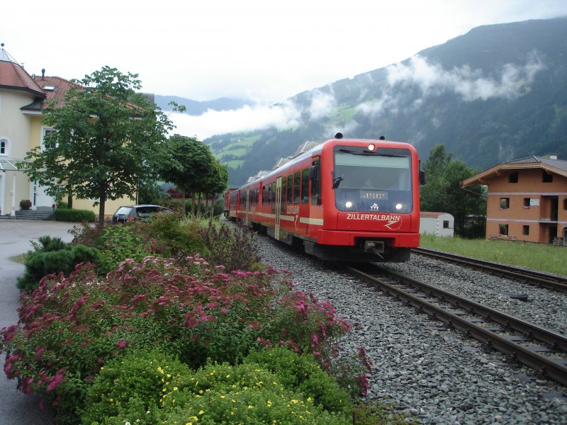 Am 9.7.09 f�hrt ein moderner Wendezug mit der D15 gerade